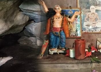 লালজলের গুহার ভিতর আজও হয় আদিম গুহাবাসী সাধুর দুর্গা পুজো
