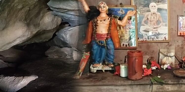লালজলের গুহার ভিতর আজও হয় আদিম গুহাবাসী সাধুর দুর্গা পুজো