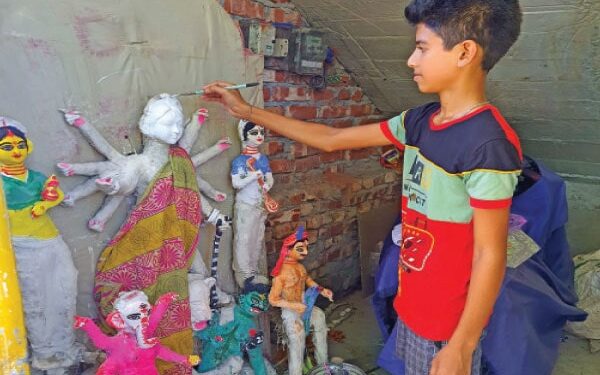 ১৩ বছরের অঙ্কিতের তৈরি মিনি দুর্গাই পূজিত হবেন পাড়ার এই ক্লাবে