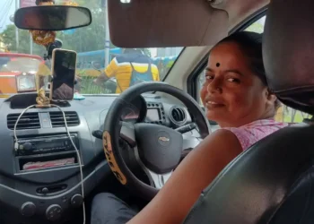 গাড়ি চালিয়ে সন্তানদের করেছেন বড়, জানুন ‘অন্য দুর্গা’ ঝর্ণা মণ্ডলের গল্প