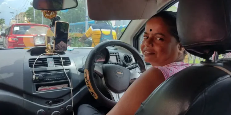 গাড়ি চালিয়ে সন্তানদের করেছেন বড়, জানুন ‘অন্য দুর্গা’ ঝর্ণা মণ্ডলের গল্প