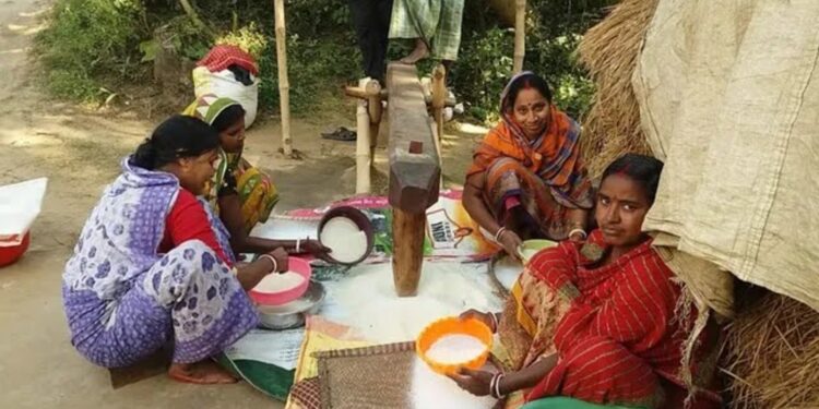 পূর্ব বর্ধমানের এই গ্রামে আজও ঢেঁকির ছন্দে জমে ওঠে পৌষ-পার্বণ