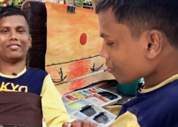 শিরদাঁড়া ভাঙলেও মুখ দিয়ে তুলির আঁচড়ে শিল্পী ছড়াচ্ছেন মুগ্ধতা