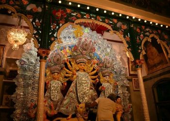 গান স্যালুটে বরণ, ঐতিহ্যে মোড়া কলকাতার বন্দুকওয়ালা বাড়ির পুজো!