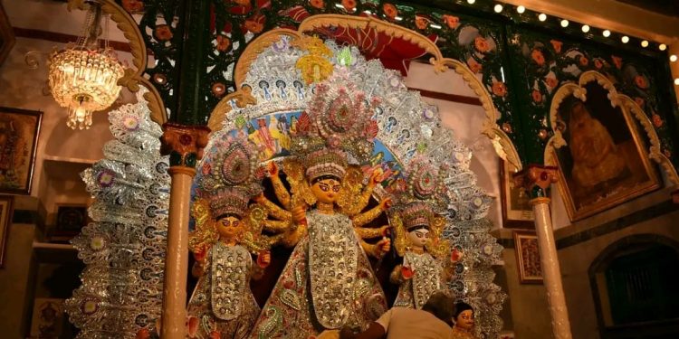 গান স্যালুটে বরণ, ঐতিহ্যে মোড়া কলকাতার বন্দুকওয়ালা বাড়ির পুজো!