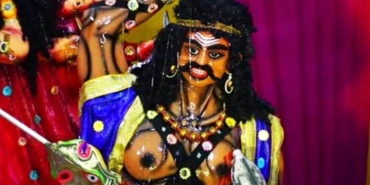 দুর্গা আরাধনা নয়, ‘হুদুর’ মহিষাসুর বধে শোকপালন হয় এই গ্রামে