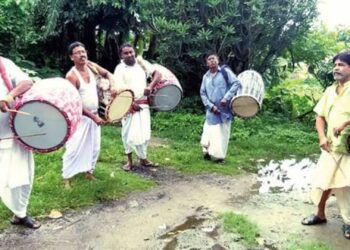 শরতের সুর, কাশফুলের রূপ—বাঁকুড়ার ঢাকি গ্রামে যেন সাজো সাজো রব