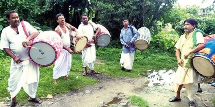 শরতের সুর, কাশফুলের রূপ—বাঁকুড়ার ঢাকি গ্রামে যেন সাজো সাজো রব