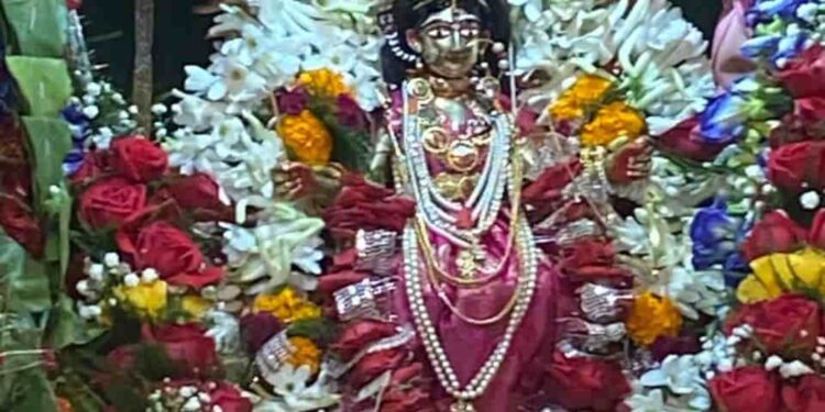 কলকাতার এই জগদ্ধাত্রী পুজোয়, দেবীরূপী নারীদের আশীর্বাদ নেন পুরুষরা
