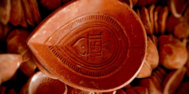 Daily News Reel - Children of Koshigram Making Clay Lamp