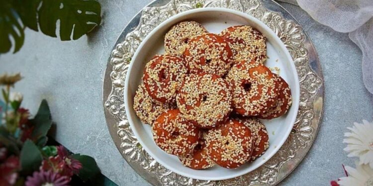 দুই সতীনের খুনসুটিতেই তৈরি হয়েছিল পৌষের লুপ্তপ্রায় সতীনমোচড় পিঠে