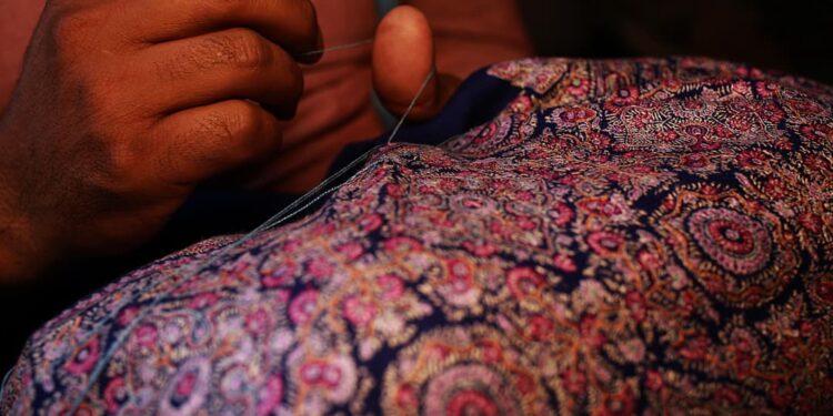 শীতের গাঁটরিতে ইতিহাস বয়ে আনে কাশ্মীরী পশমিনা শাল