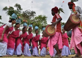 শাল-মহুয়ার গন্ধে সাঁওতালি যাপনে নববর্ষের আনন্দ বাহা পরব!