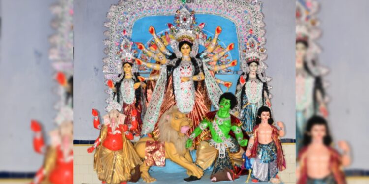 বাসী ভোগ খাইয়ে হাওড়ার এই বনেদি পুজোয় মা’কে বিদায় জানানো হয়!