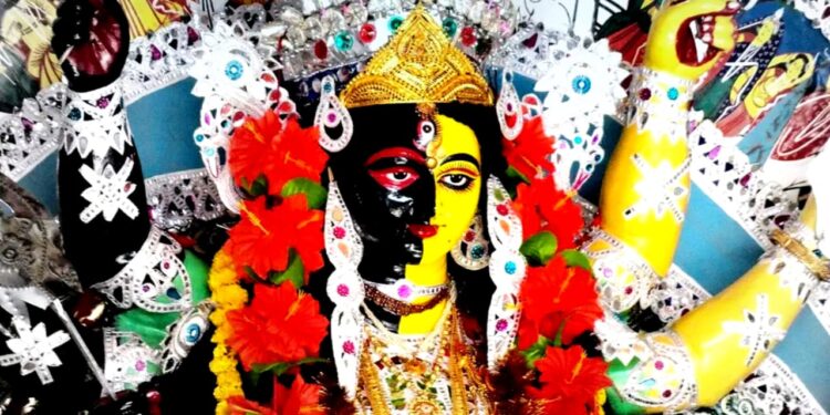 একই প্রতিমায় অর্ধকালী-অর্ধদুর্গা! এই বনেদি পুজোর আকর্ষণ শত্রুবলি