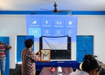 স্মার্ট ক্লাসে বদলাচ্ছে প্রত্যন্ত গ্রামের সরকারি স্কুলের পড়াশোনা!