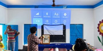 স্মার্ট ক্লাসে বদলাচ্ছে প্রত্যন্ত গ্রামের সরকারি স্কুলের পড়াশোনা!